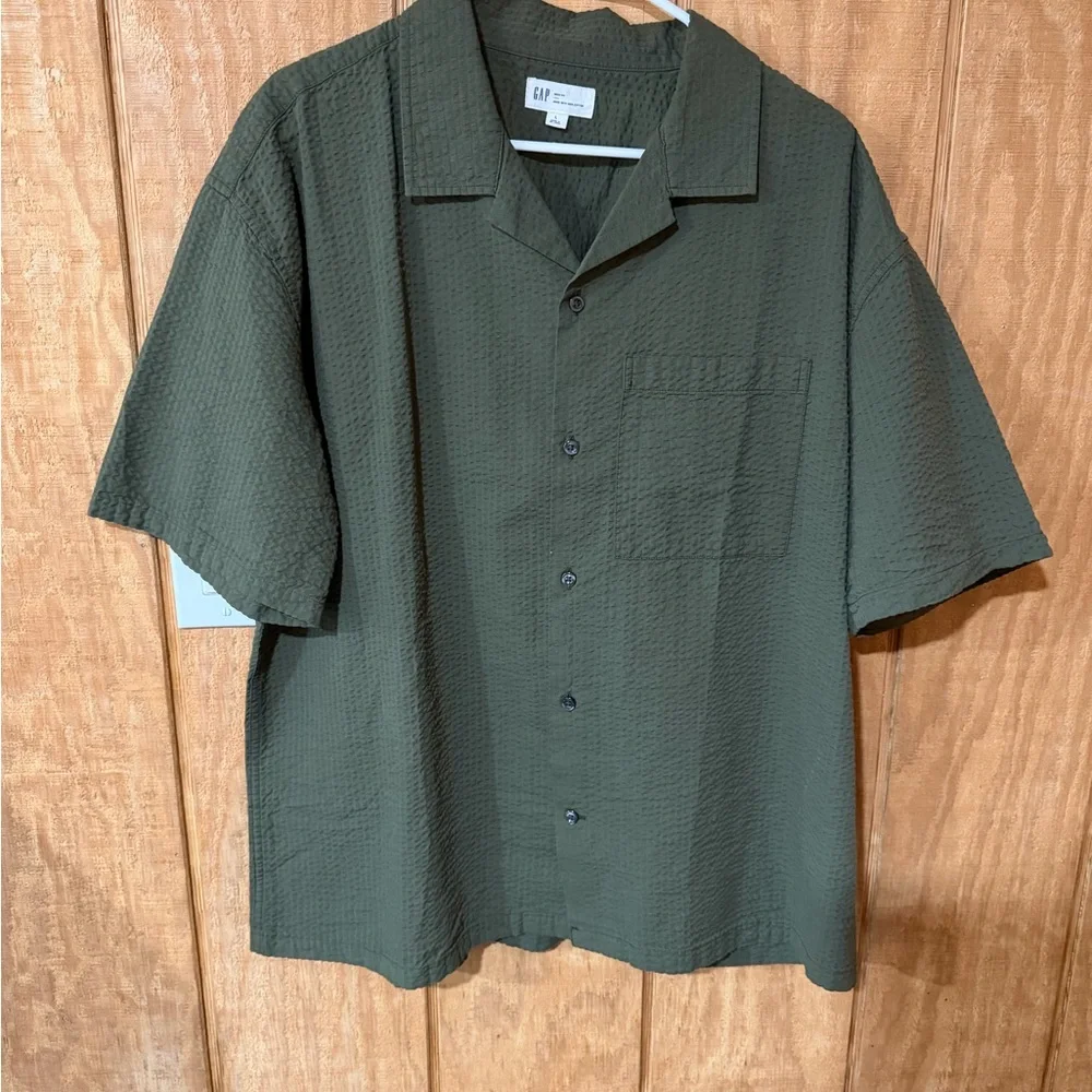 GAP Men's Seersucker Button Down Shirt